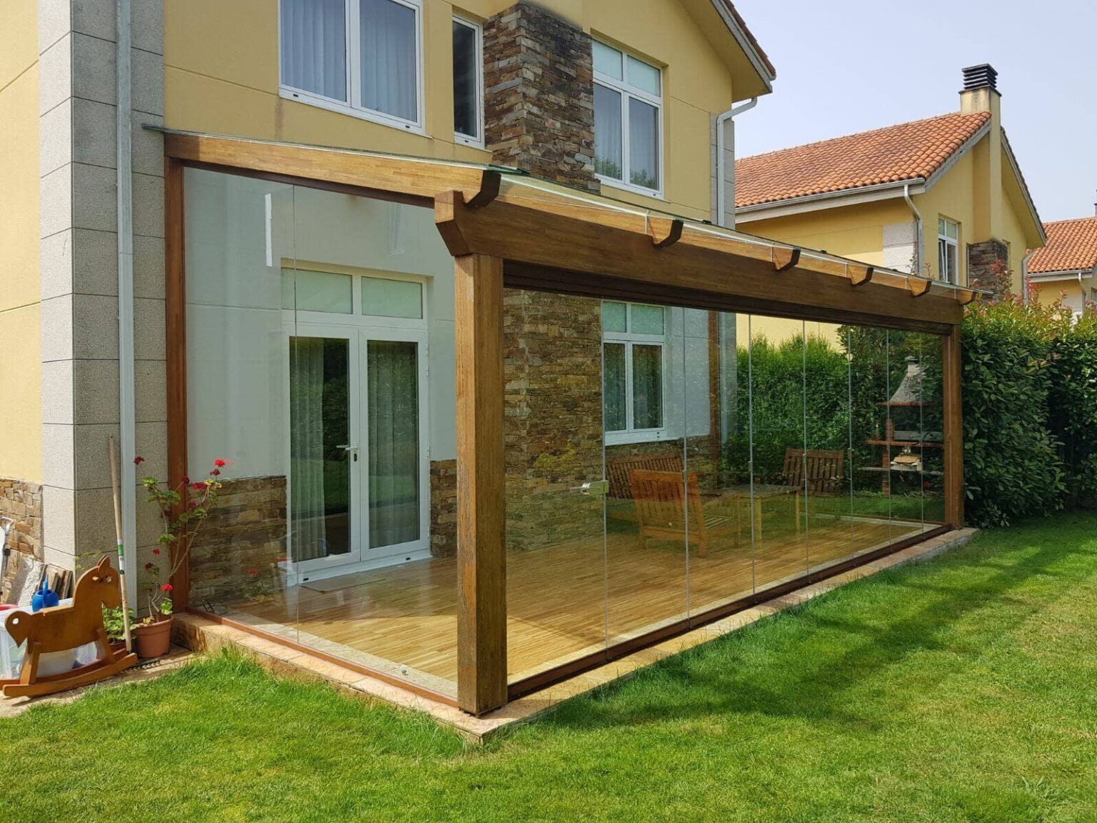 Instalación de cortinas de cristal en vivienda de Oleiros