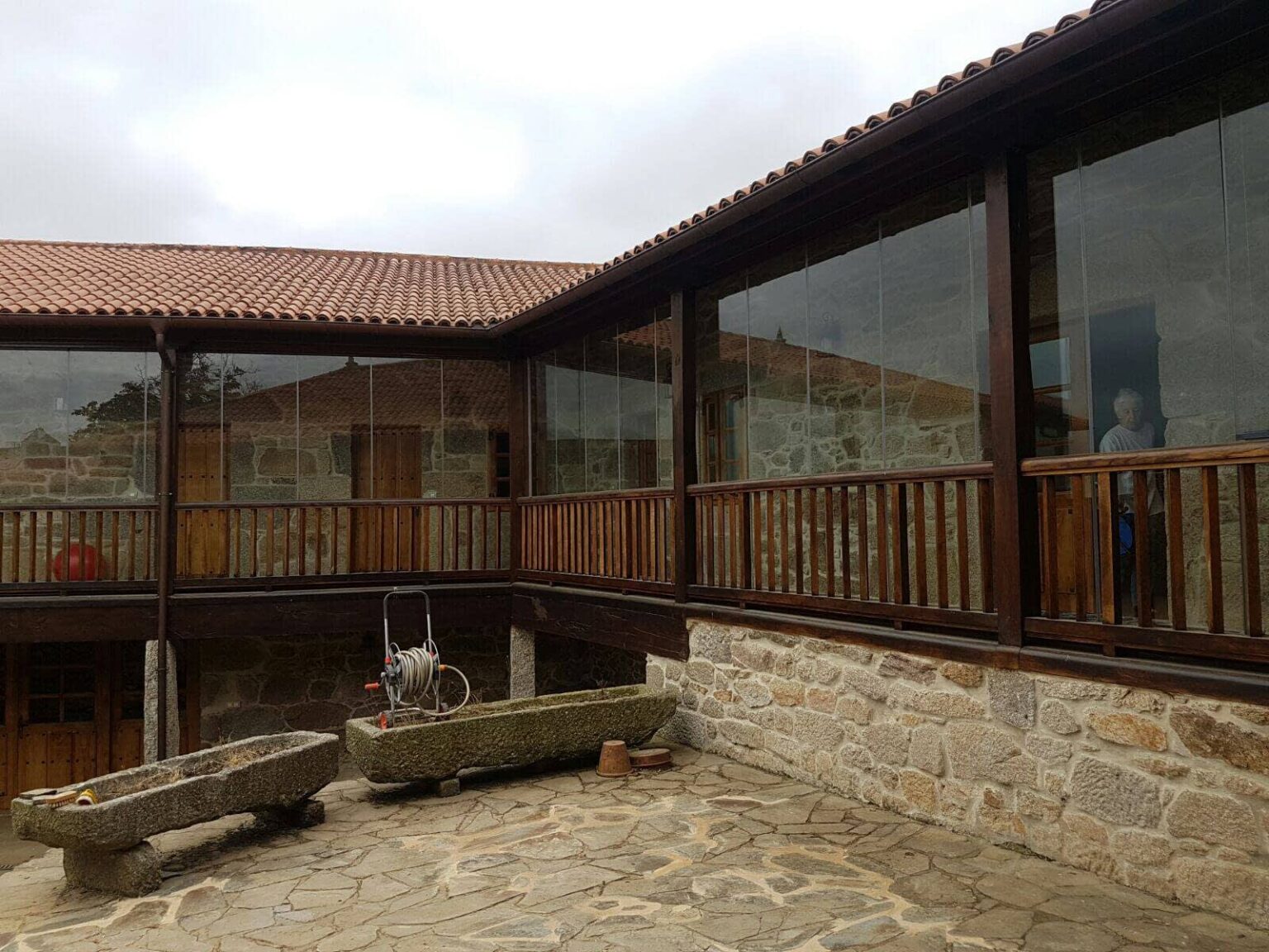 Proyecto de porche acristalado Lumon entre piedra Galicia