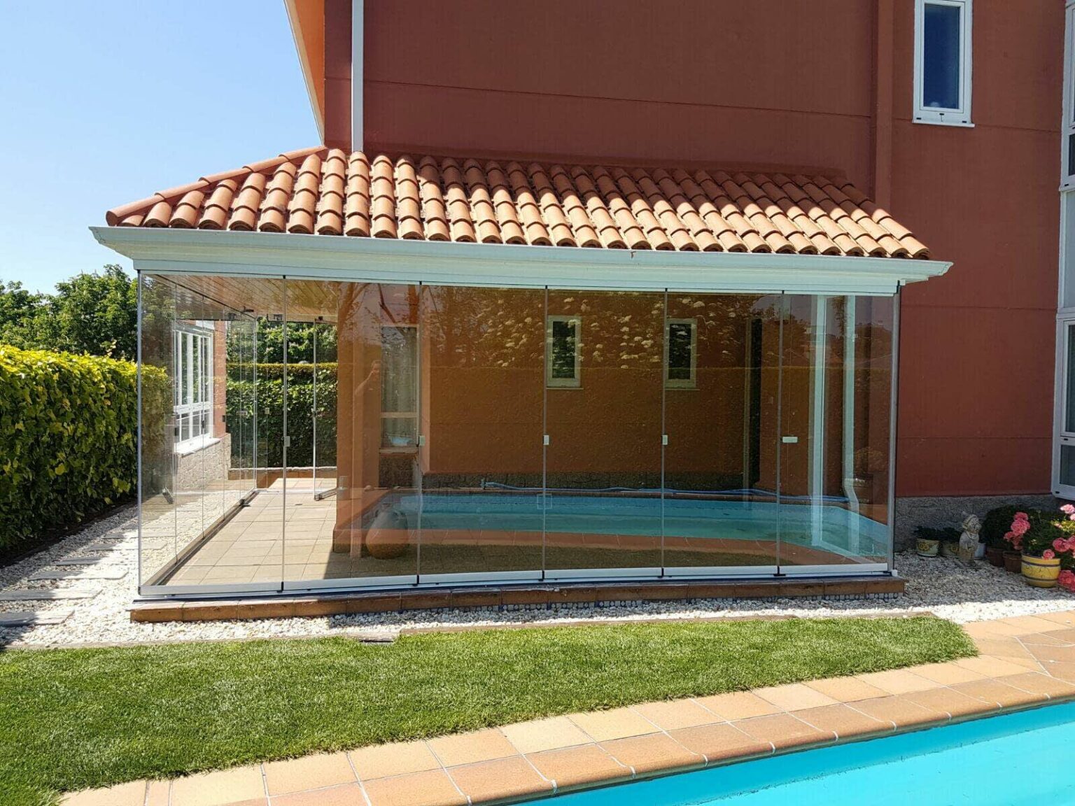 Cerramiento de cristal con correderas en Oleiros